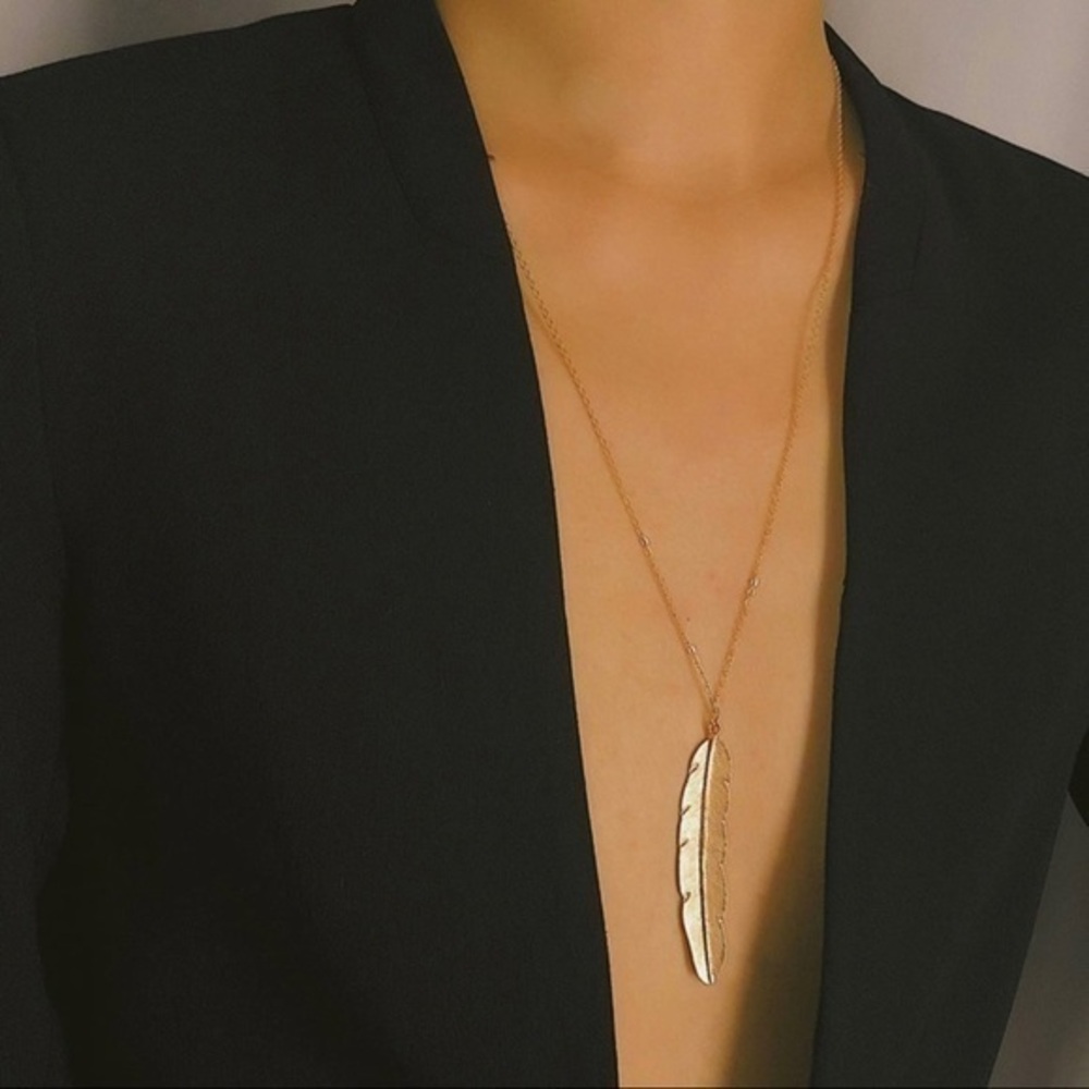 3/$30 💛 Feather Necklace